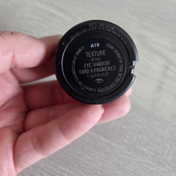 MAC Cosmetics Warm Brown Eyeshadow -  (TEXTURE) Velvet Eye Shadow - Picture 2 of 3